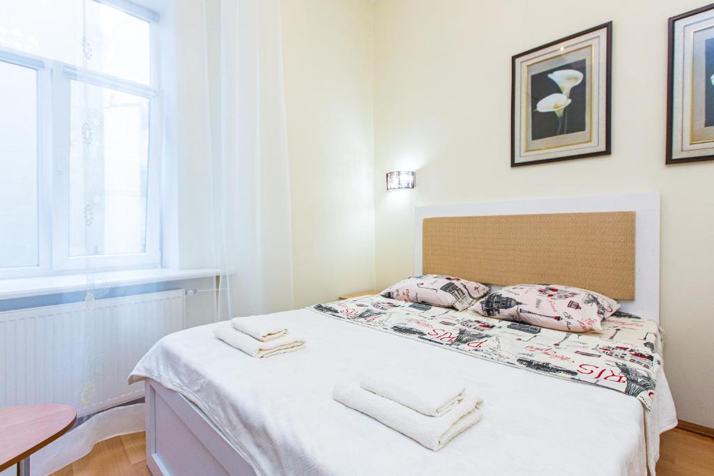 Ένα ή περισσότερα κρεβάτια σε δωμάτιο στο Біля Дзиги сучасна квартира на вулиці Вірменській 35