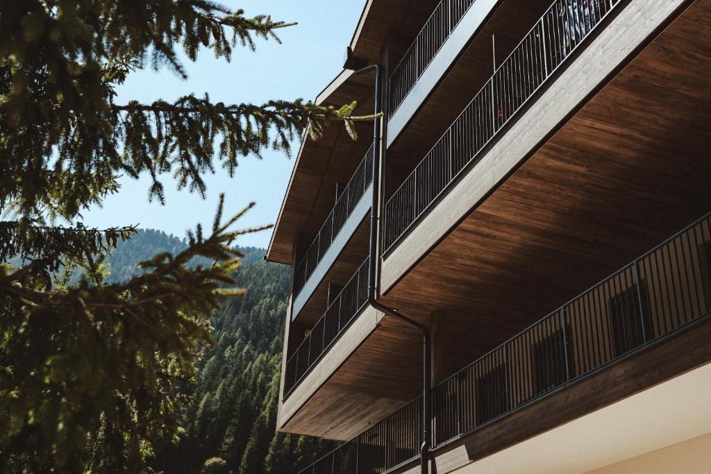 een gebouw met uitzicht op de bergen bij Hotel Mea Via in Ortisei
