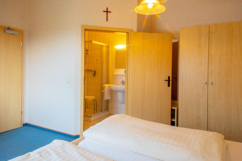 Postel nebo postele na pokoji v ubytování Christliche Gästehäuser Weinstraße