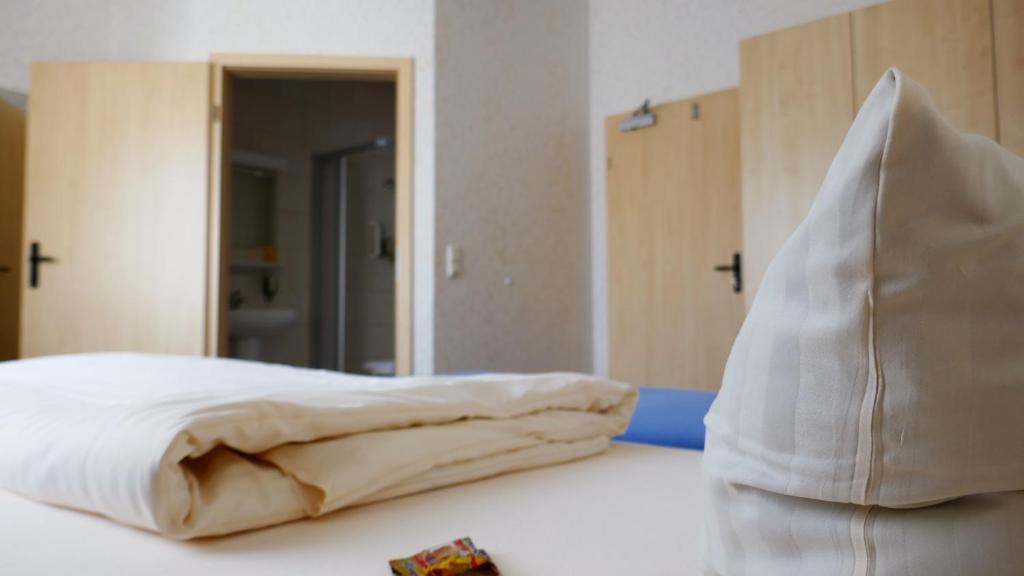 Postel nebo postele na pokoji v ubytování Christliche Gästehäuser Weinstraße