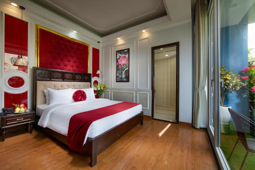 Postel nebo postele na pokoji v ubytování Hanoi Royal Palace Hotel 2