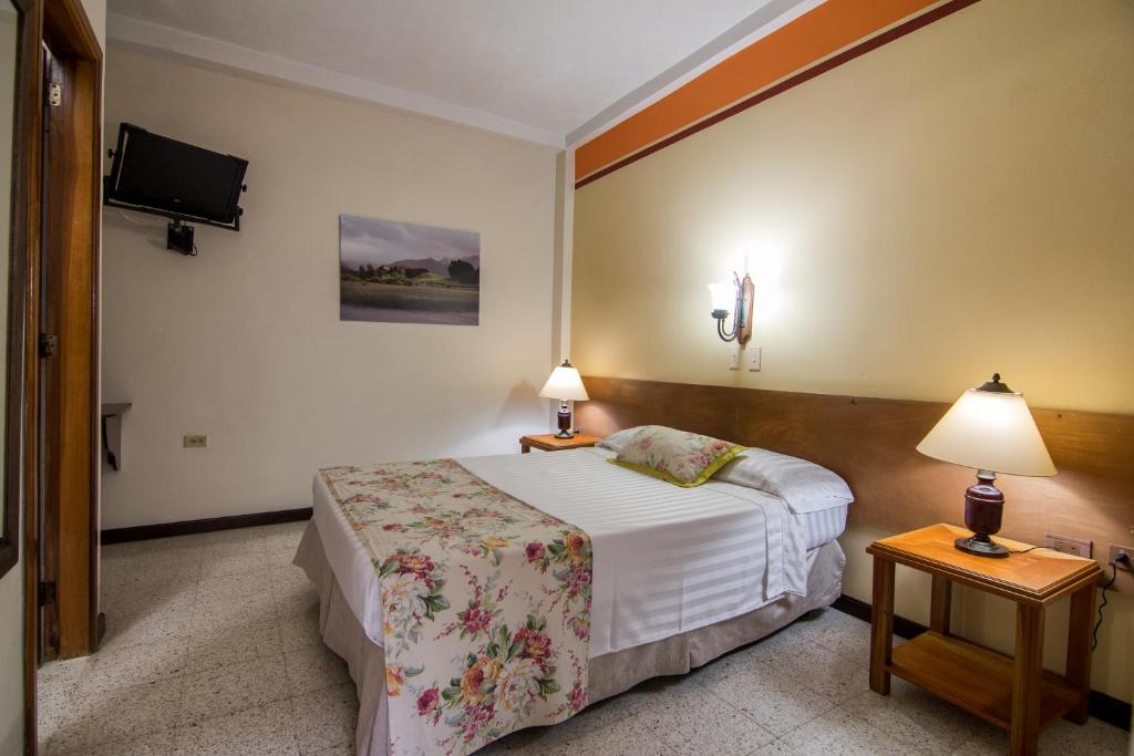 Postel nebo postele na pokoji v ubytování Hotel Valdivia Plaza