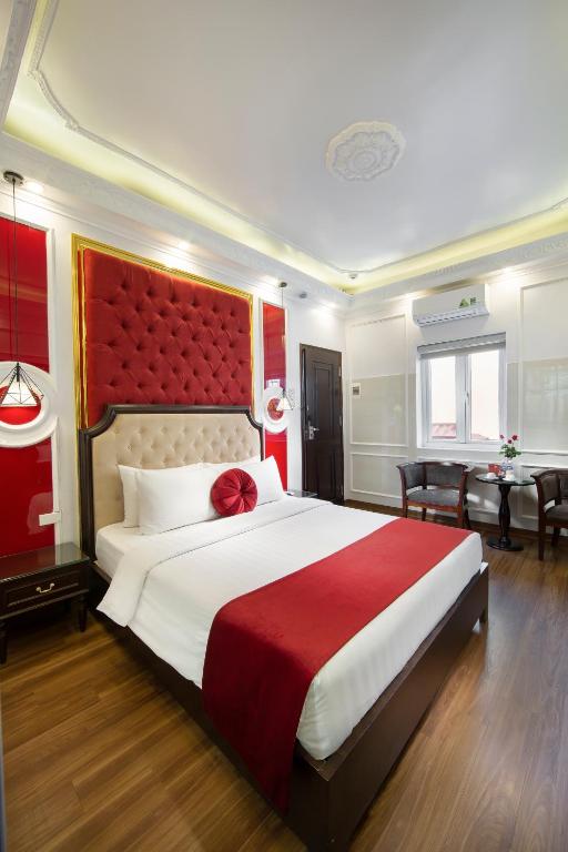 Postel nebo postele na pokoji v ubytování Hanoi Royal Palace Hotel 2
