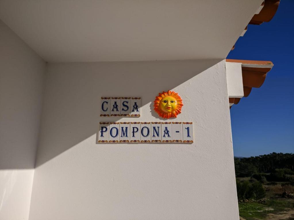 um sinal na lateral de um edifício em Casa Pompona 1 em Rogil