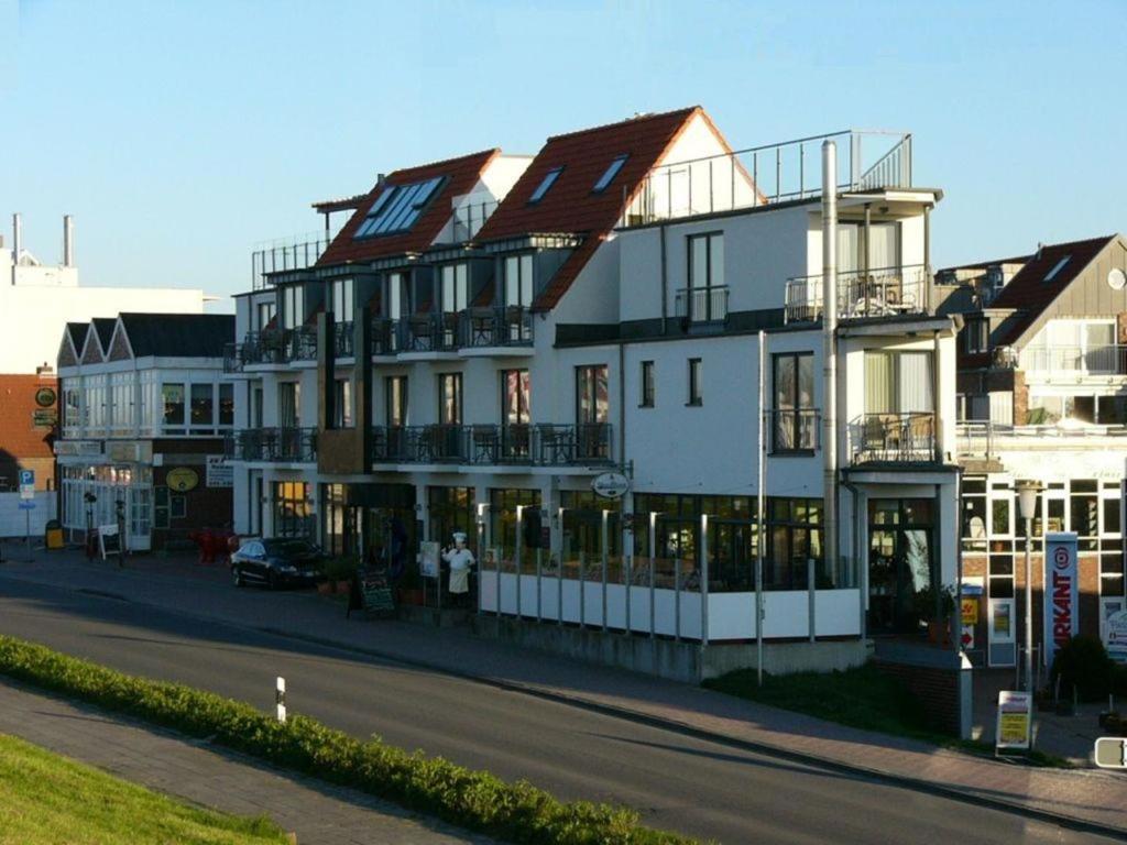 een groot wit gebouw aan de straatkant bij FeWo Vier Jahreszeiten Bensersiel in Bensersiel