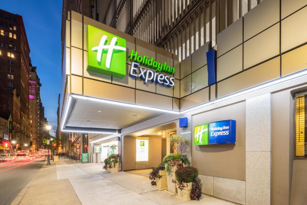 a building with the houston internal experts sign on it at Holiday Inn Express Philadelphia-Midtown, an IHG Hotel in Philadelphia