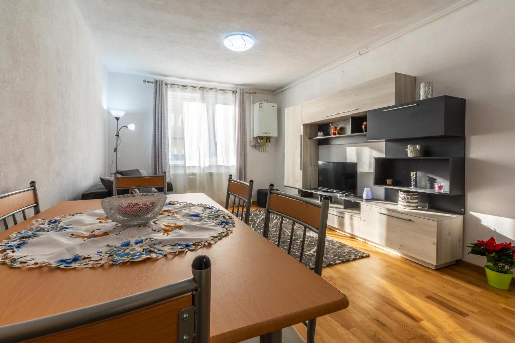 een keuken en eetkamer met een tafel en stoelen bij Apartament LYAD in Sighişoara