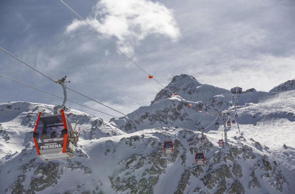 wyciąg narciarski przechodzący przez pokrytą śniegiem górę w obiekcie Snow peak w mieście Ponte di Legno