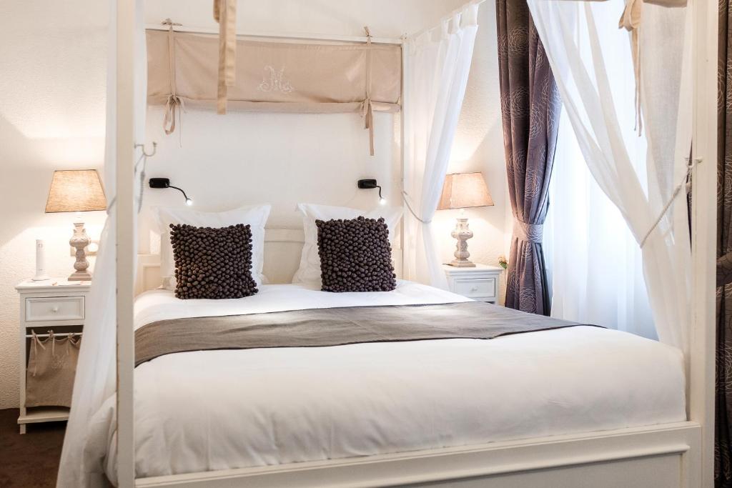 Postel nebo postele na pokoji v ubytování Hotel Restaurant Le Maréchal - Teritoria