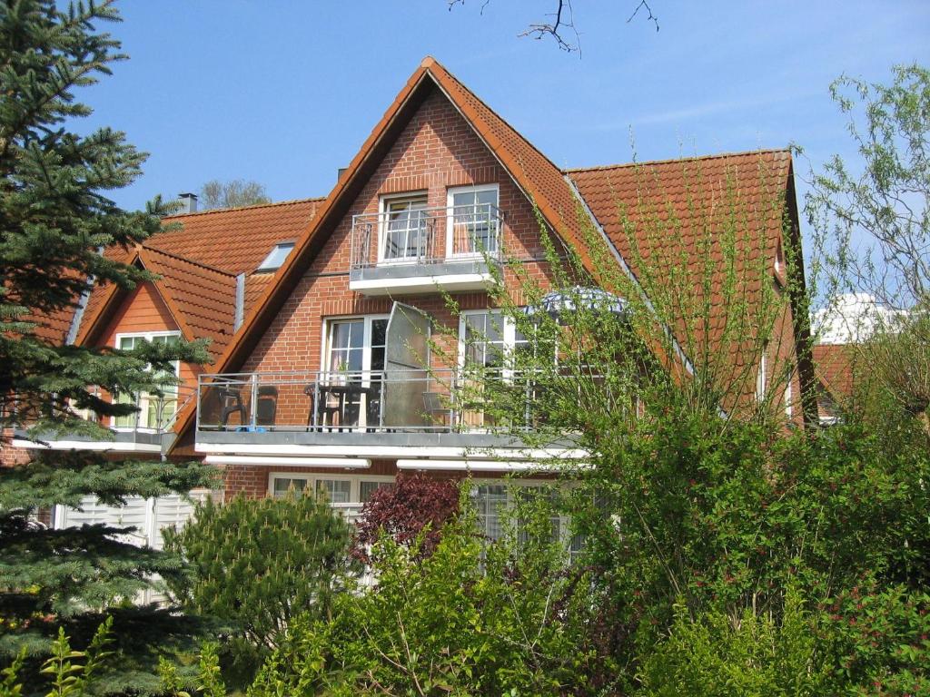 ein Backsteinhaus mit einem Balkon an der Seite in der Unterkunft Gorch-Fock-Park in Timmendorfer Strand