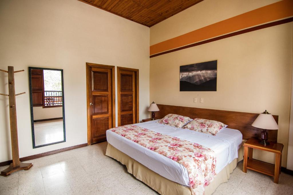 Postel nebo postele na pokoji v ubytování Hotel Valdivia Plaza