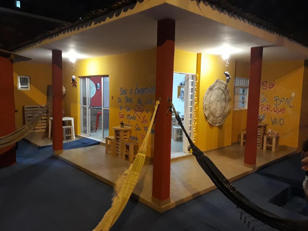 una camera con amaca in un museo di Pousada e Hostel Boneca de Pano a Maceió