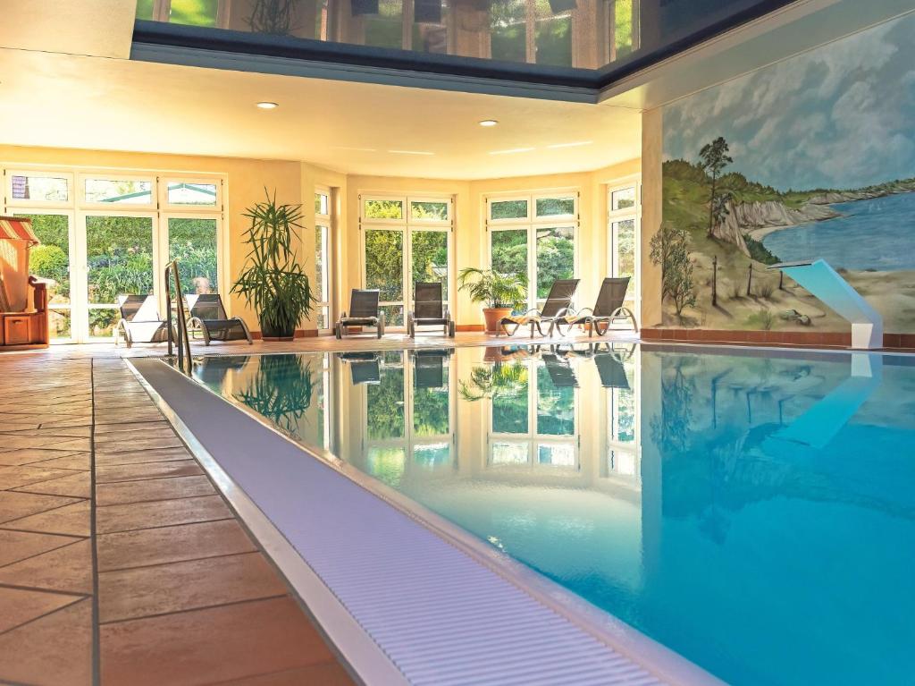 an indoor swimming pool in a house with a large swimming pool at Ferienpark Heidenholz in Plau am See