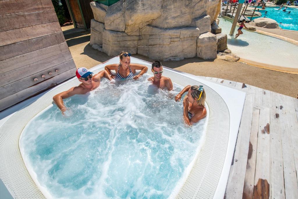 Bazén v ubytování Camping Mas De Pierredon nebo v jeho okolí