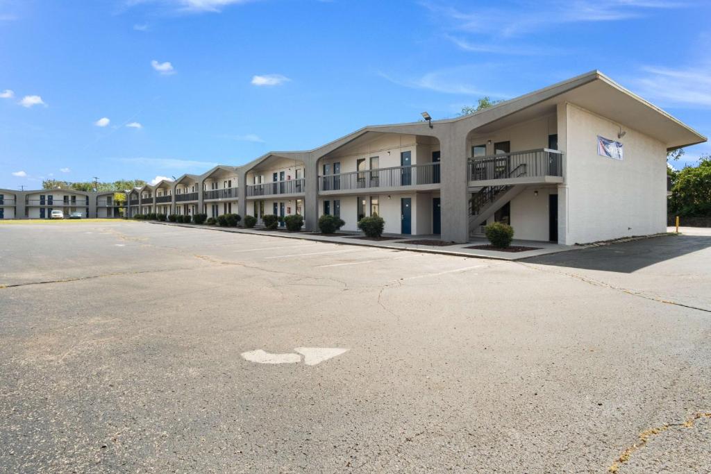 uma fila de edifícios de apartamentos num parque de estacionamento em Motel 6-Lexington, KY - Airport em Lexington