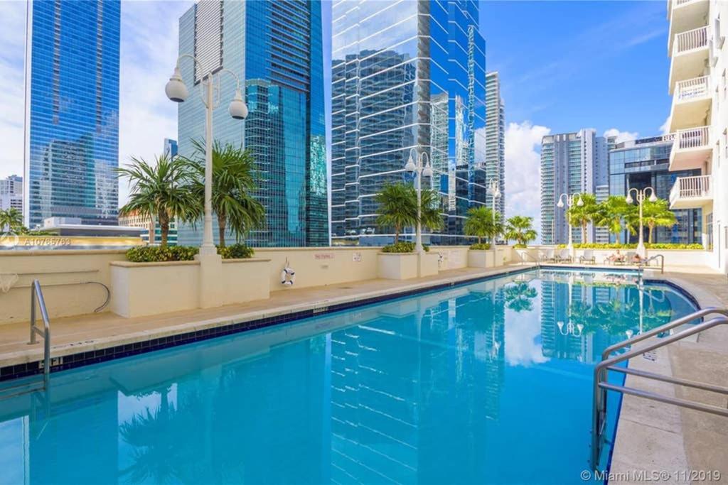 una piscina en el centro de una ciudad con edificios altos en Luxury Penthouse Brickell 3 Bedrooms Free Parking, en Miami