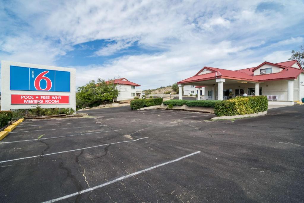 un edificio con un cartel en un estacionamiento en Motel 6-Globe, AZ, en Globe