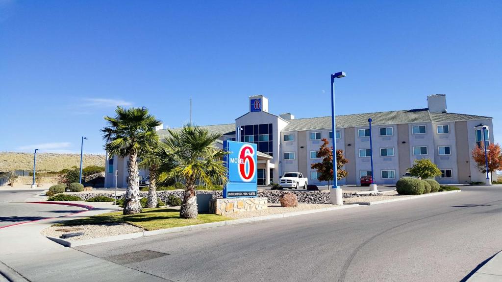 un edificio sin señal de estacionamiento delante de él en Motel 6-Las Cruces, NM - Telshor, en Las Cruces