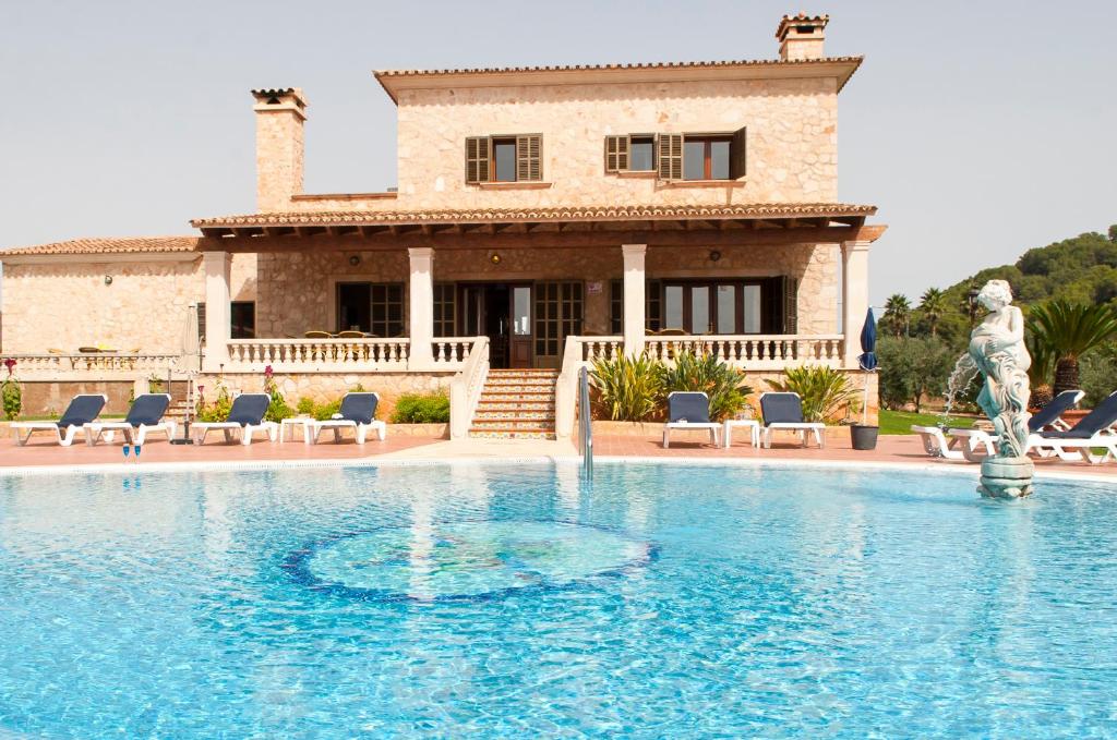 The swimming pool at or close to Finca Aguilas