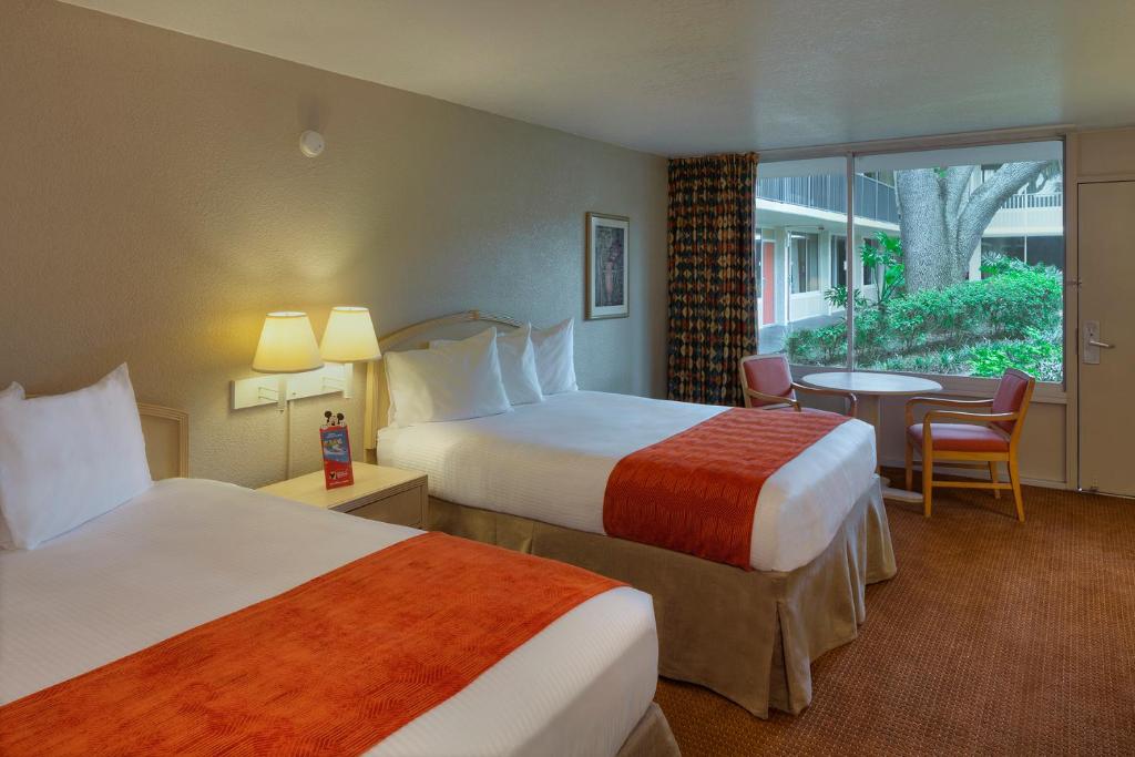 Ramada by Wyndham Kissimmee Gateway - Free Theme Park Shuttle - 带有两张大号床的大号房间 - 宠物友好/不吸烟