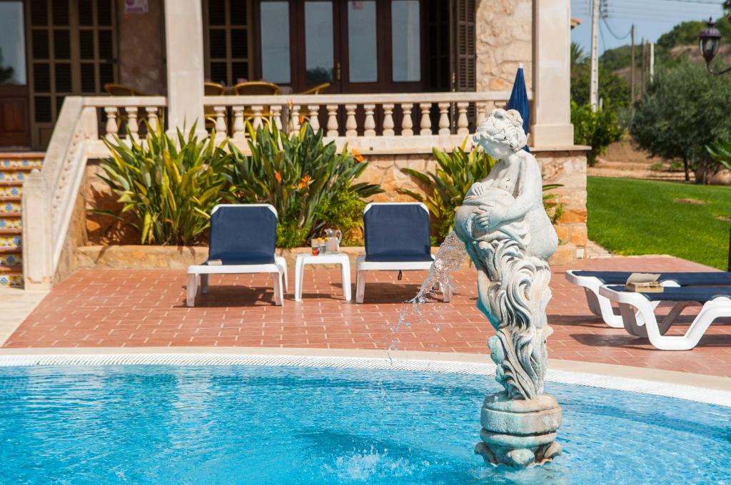 The swimming pool at or close to Finca Aguilas