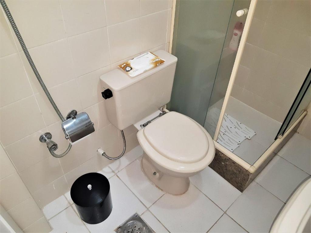  Quarto e sala em rua silenciosa e prédio residencial