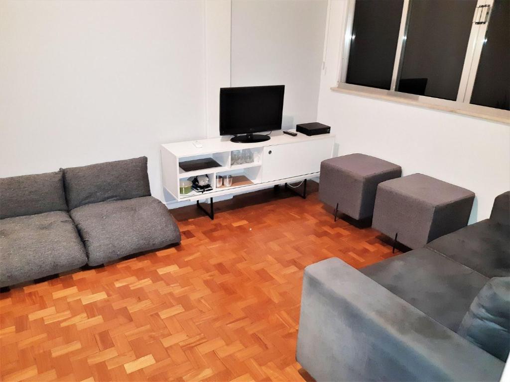  Quarto e sala em rua silenciosa e prédio residencial