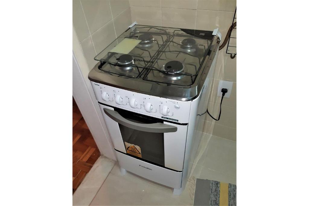  Quarto e sala em rua silenciosa e prédio residencial