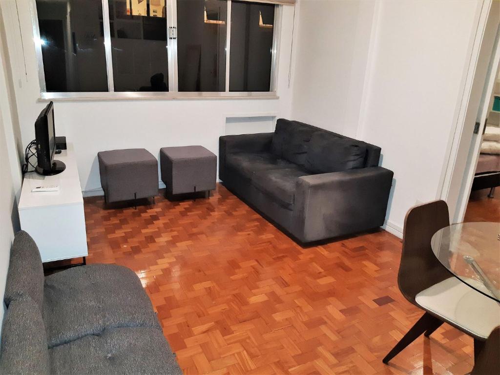  Quarto e sala em rua silenciosa e prédio residencial