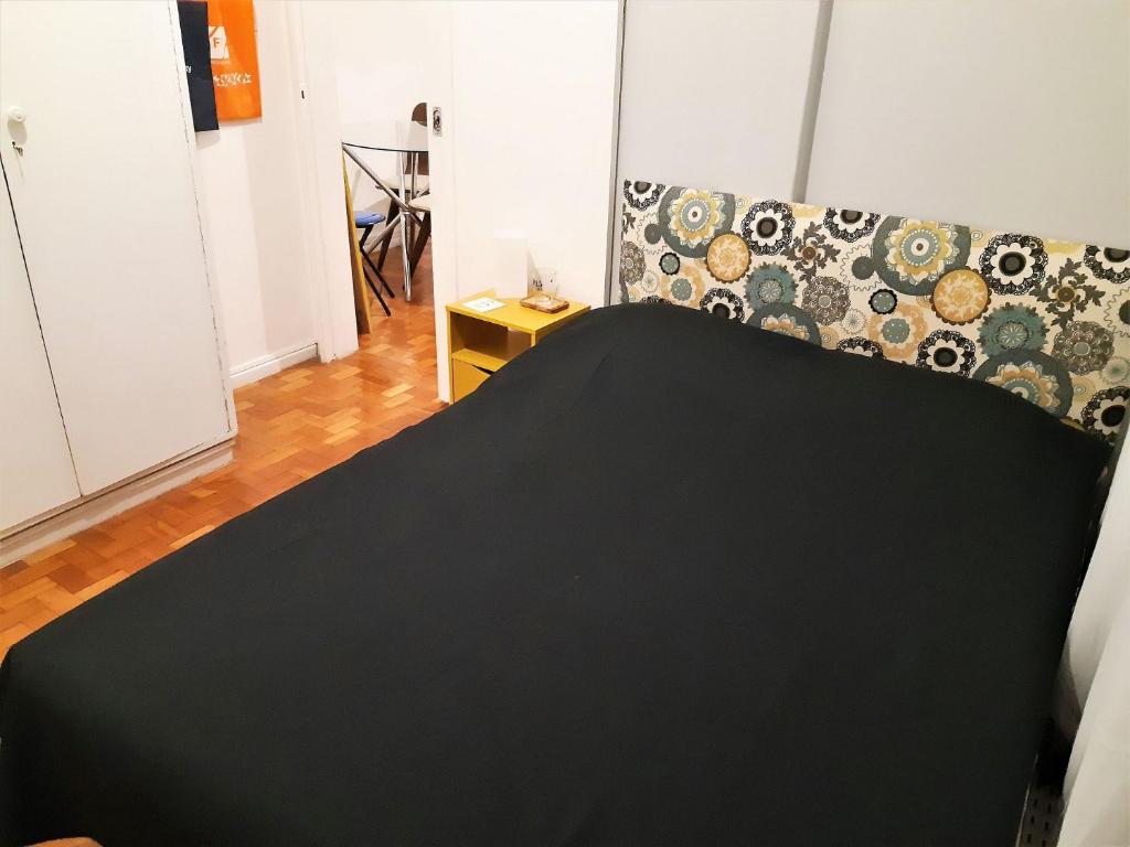  Quarto e sala em rua silenciosa e prédio residencial