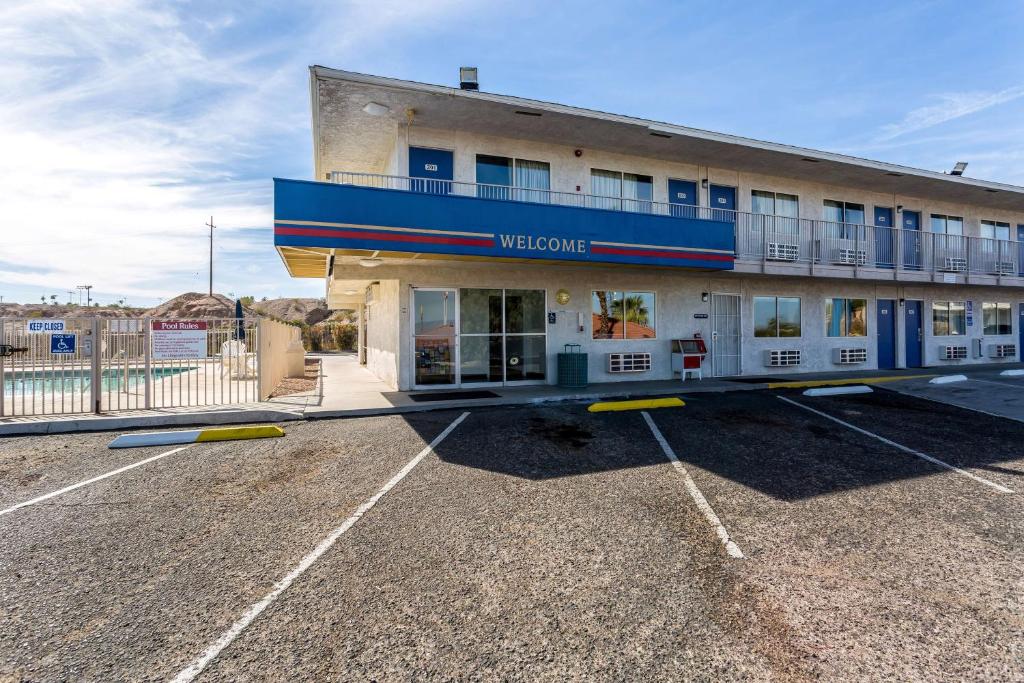 un edificio en un estacionamiento en frente en Motel 6-Needles, CA, en Needles