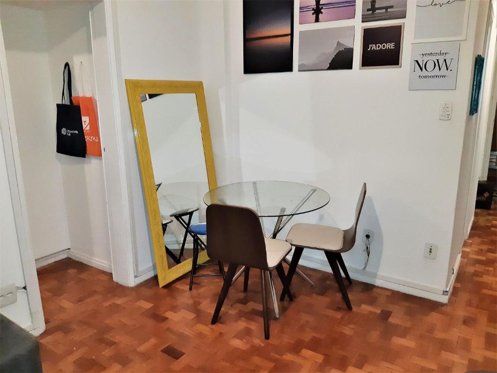  Quarto e sala em rua silenciosa e prédio residencial