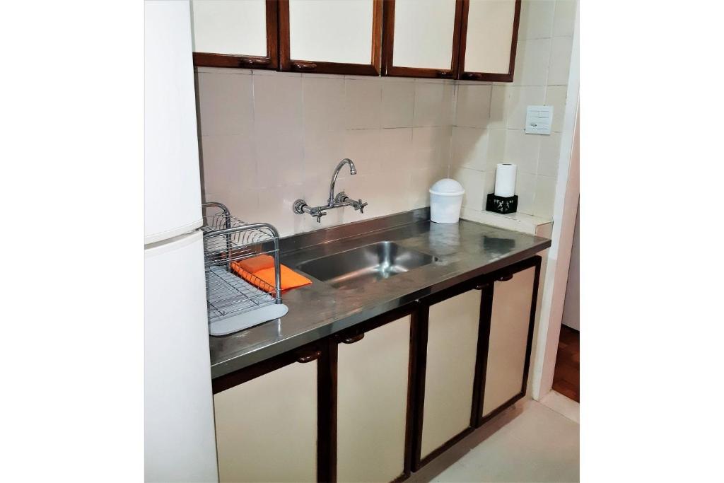  Quarto e sala em rua silenciosa e prédio residencial