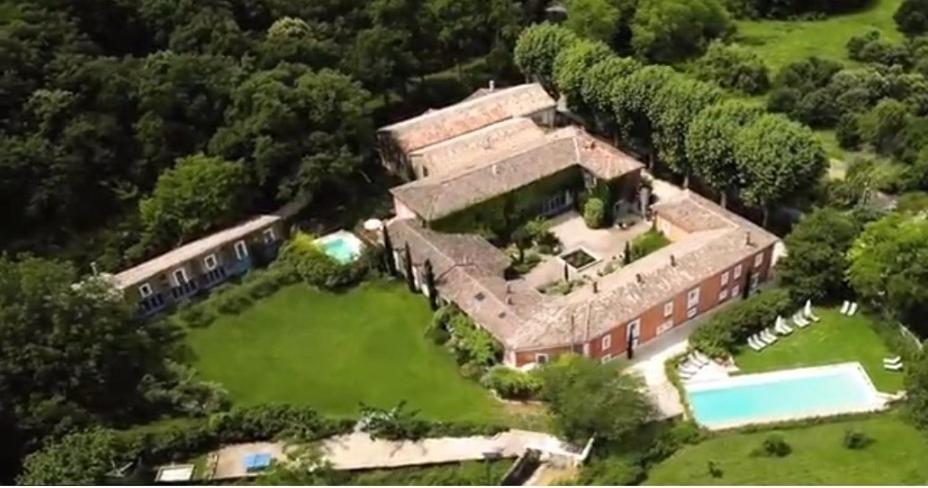  Elle offre une vue aérienne sur une demeure de caractère dotée d'une piscine. dans l'établissement Le Mas des Oules, à Saint-Victor-des-Oules