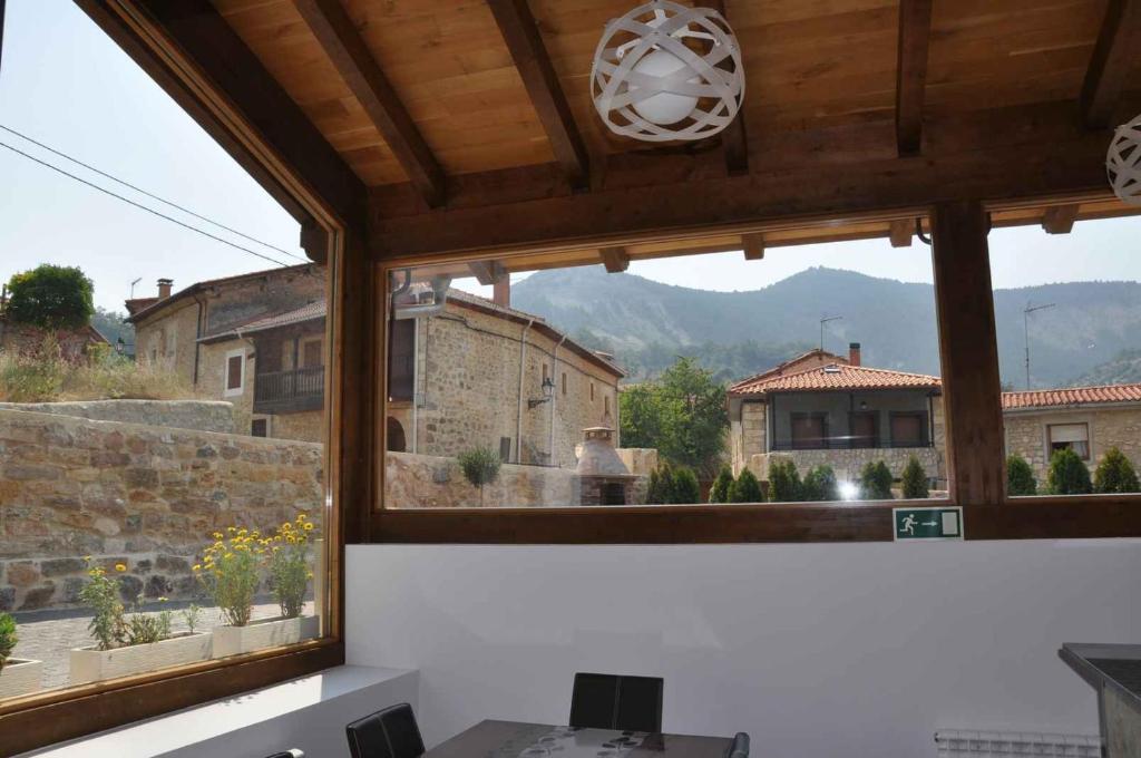 Nespecifikovaný výhled na hory nebo výhled na hory při pohledu z venkovského domu