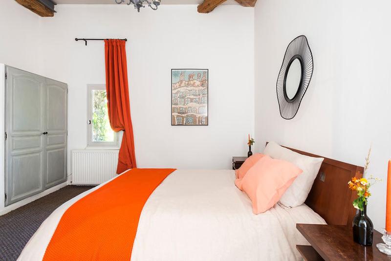 Una cama o camas en una habitaci&oacute;n de Le Mas des Oules