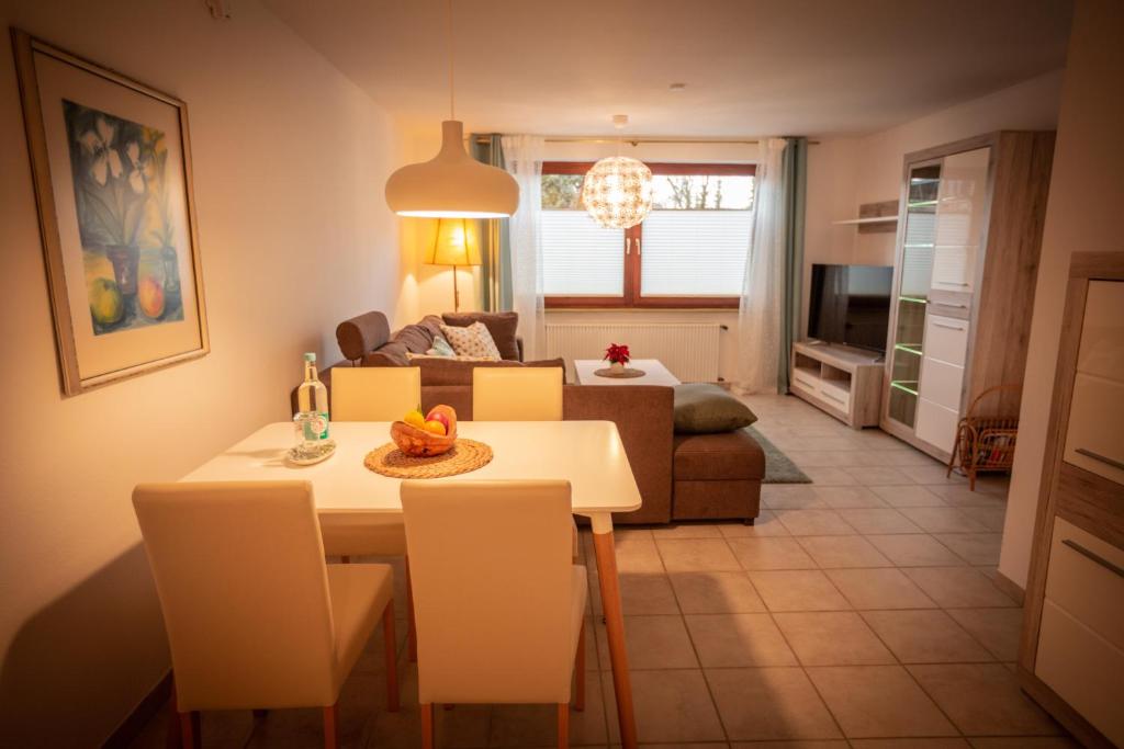 een keuken en een woonkamer met een tafel en stoelen bij Ferienwohnung zur Linde in Schmallenberg