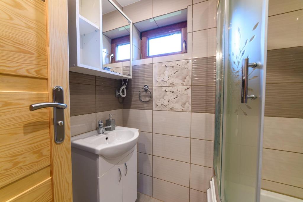 Kúpeľňa v ubytovaní DOMKI SWOJSKIE CHATKI