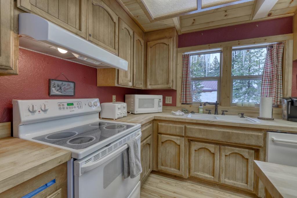 Kuchyň nebo kuchyňský kout v ubytování Snowpeak Chalet in Tahoe Donner