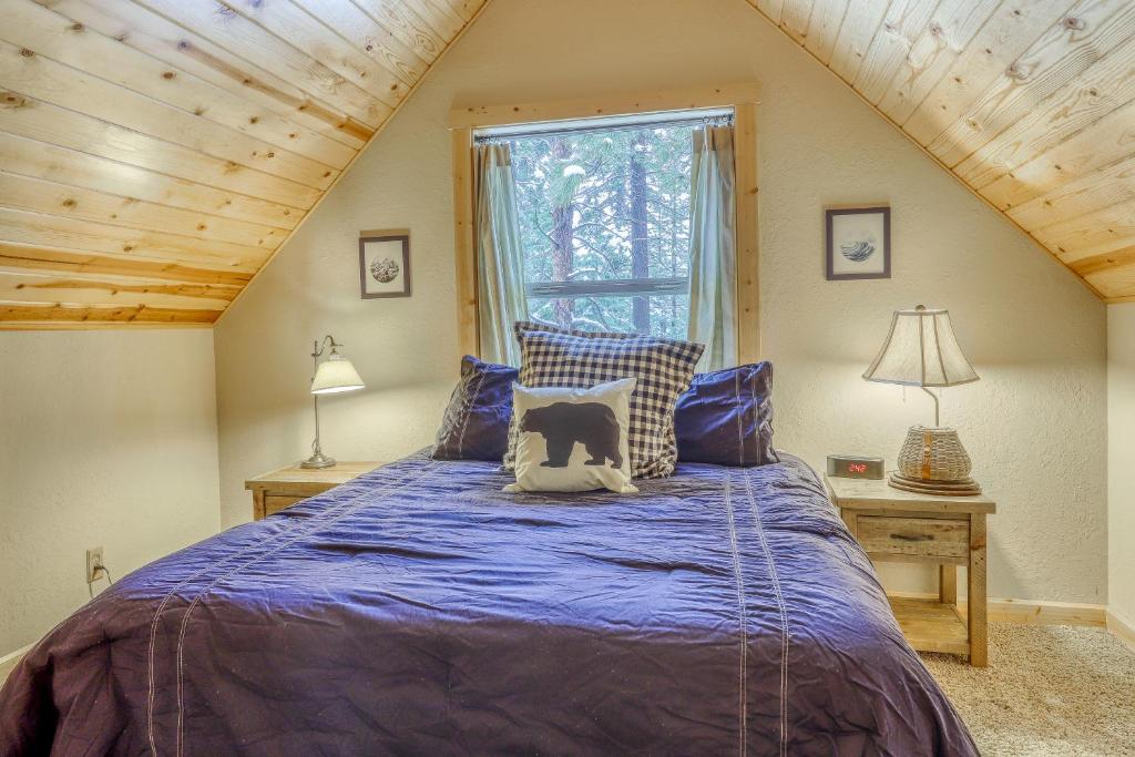 Postel nebo postele na pokoji v ubytování Snowpeak Chalet in Tahoe Donner