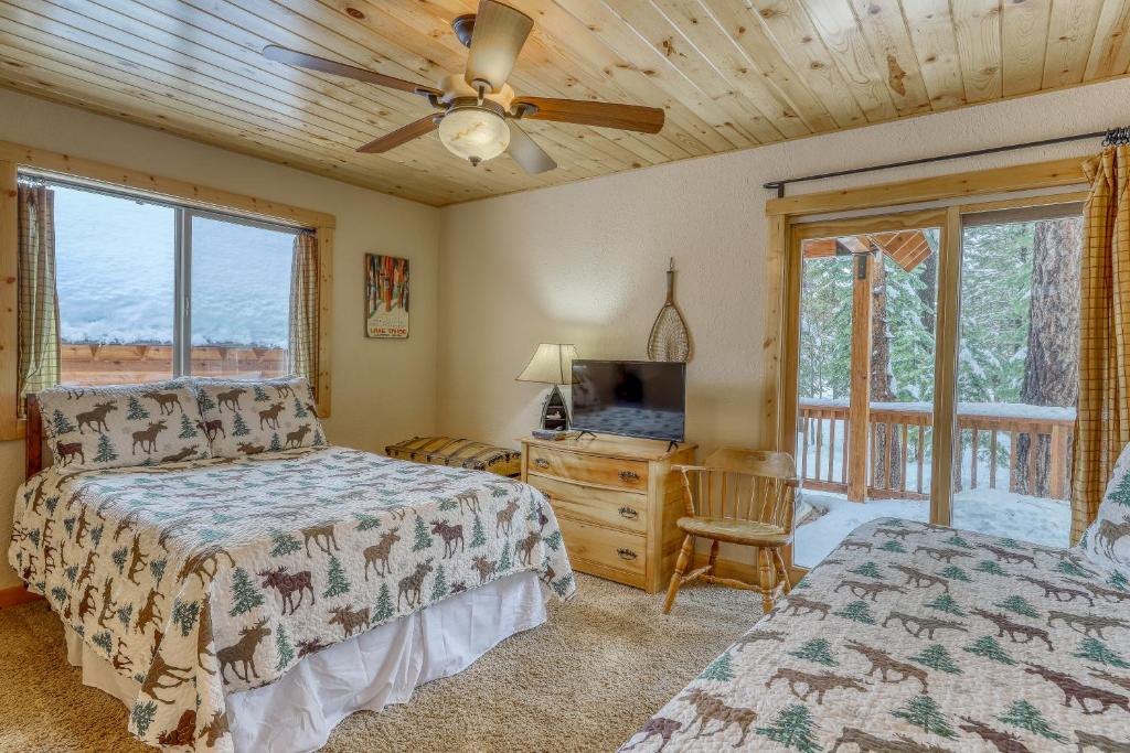 Postel nebo postele na pokoji v ubytování Snowpeak Chalet in Tahoe Donner