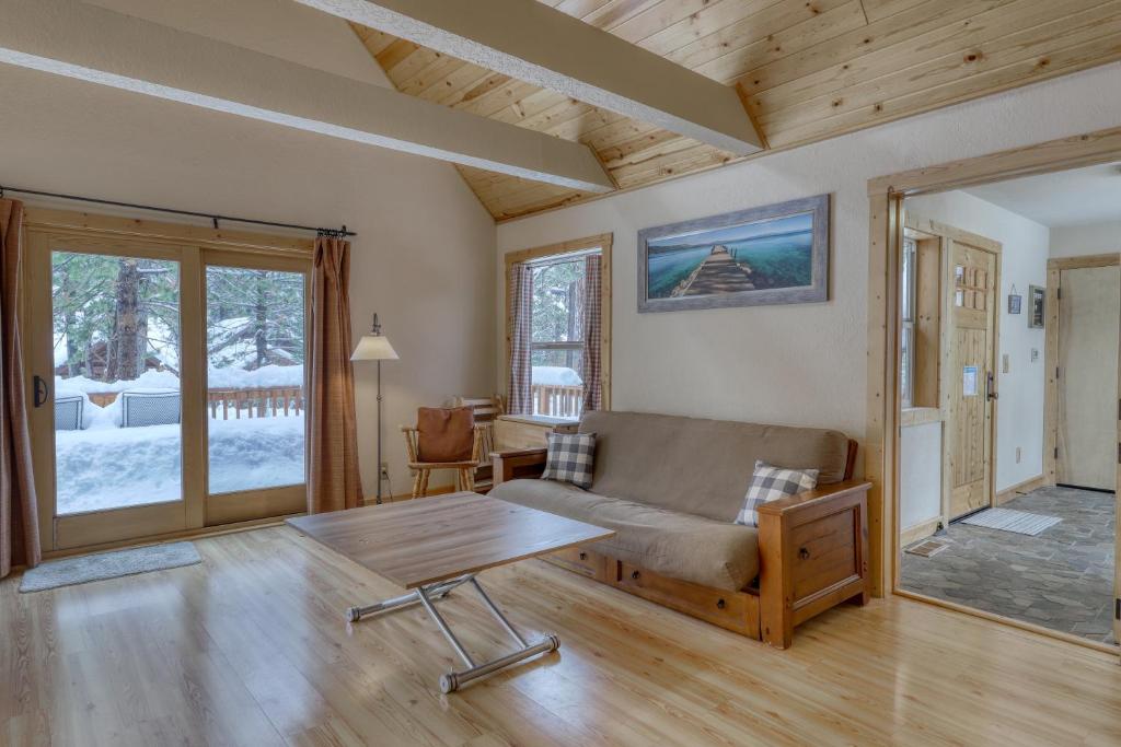 Posezení v ubytování Snowpeak Chalet in Tahoe Donner