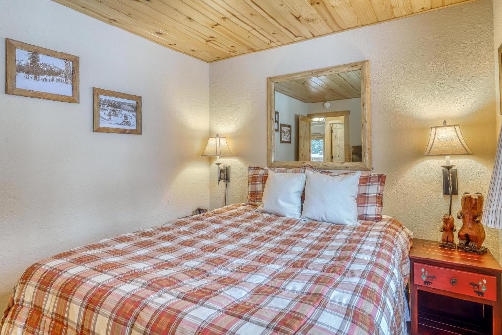 Postel nebo postele na pokoji v ubytování Snowpeak Chalet in Tahoe Donner