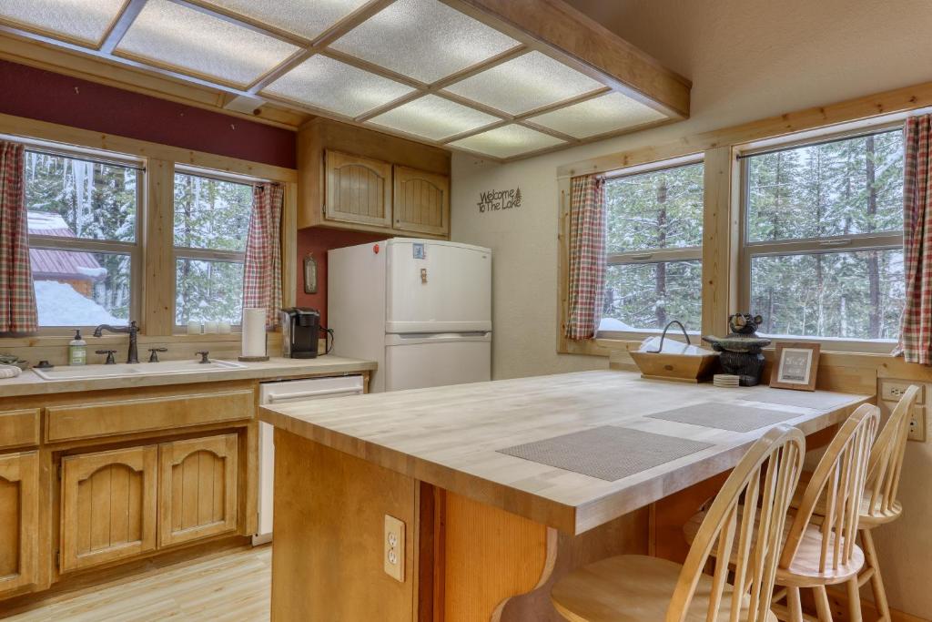 Kuchyň nebo kuchyňský kout v ubytování Snowpeak Chalet in Tahoe Donner