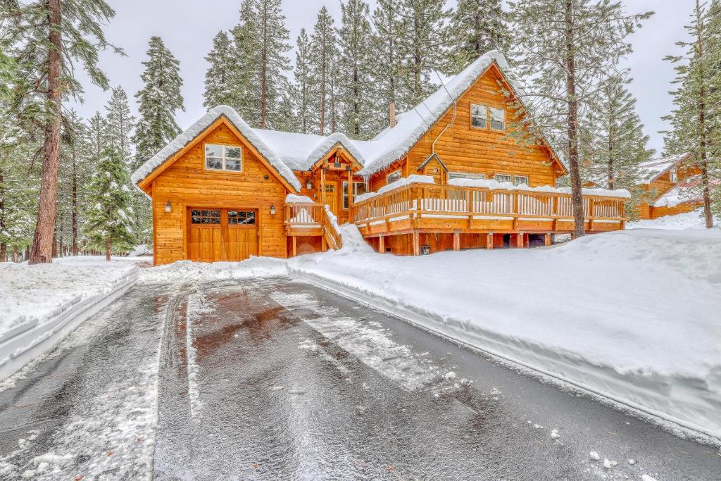 uma cabana de madeira na neve com uma entrada em Snowpeak Chalet in Tahoe Donner em Truckee