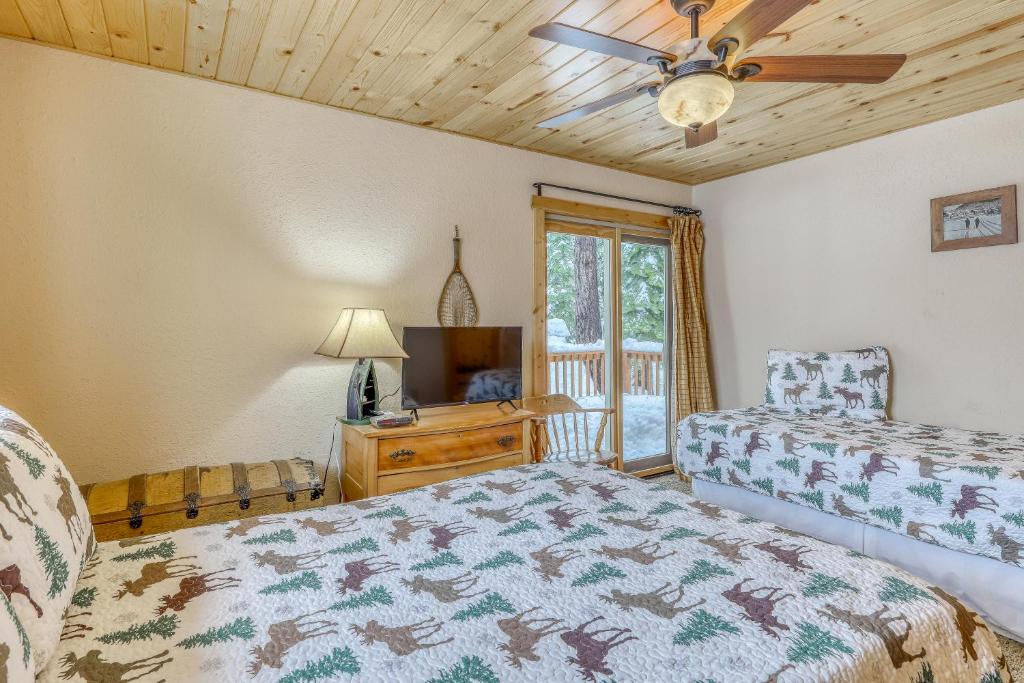Postel nebo postele na pokoji v ubytování Snowpeak Chalet in Tahoe Donner