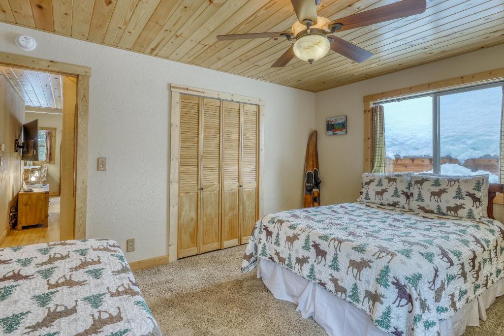 Postel nebo postele na pokoji v ubytování Snowpeak Chalet in Tahoe Donner
