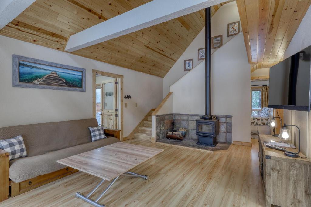 Posezení v ubytování Snowpeak Chalet in Tahoe Donner