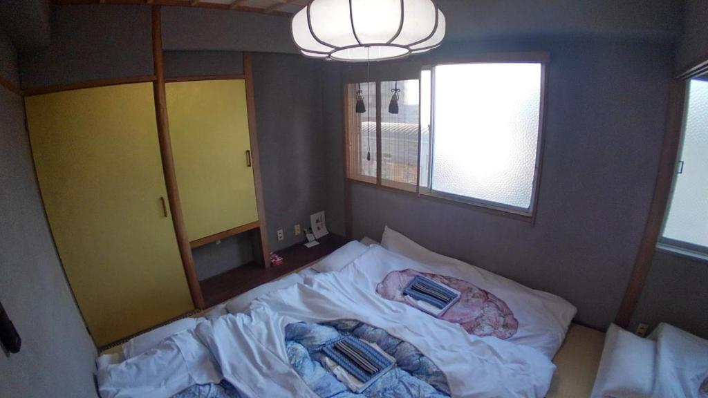 Un pat sau paturi într-o cameră la Setouchi Triennale Hotel 403 Japanese style Art Female only - Vacation STAY 62544