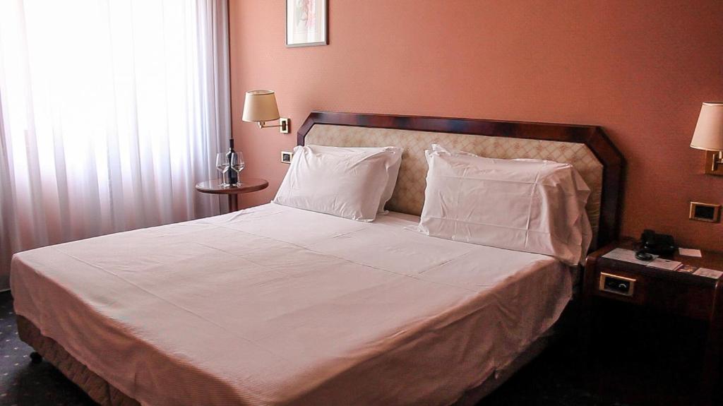 Postel nebo postele na pokoji v ubytování Hotel Bristol